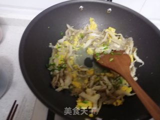 平菇炒鸡蛋的做法步骤：6