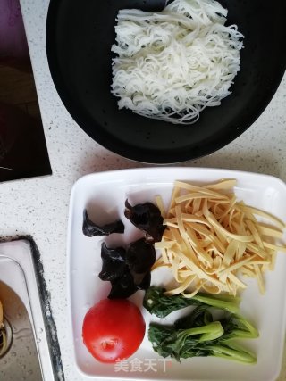 牛肉酸辣米线的做法步骤：2