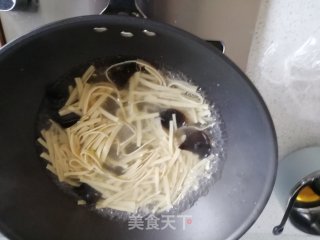 牛肉酸辣米线的做法步骤：4