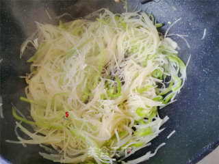 青辣椒炒土豆丝的做法步骤：6