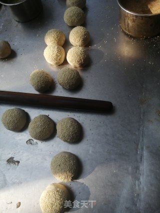 芝麻酱椒盐烧饼的做法步骤：1