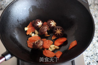 东北锅爆面---火腿肠香菇版的做法步骤：4