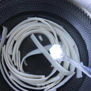 海参煎蛋炒牛筋面的做法步骤：4