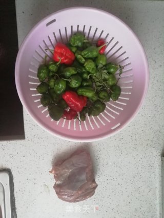 青红椒炒牛肉的做法步骤：1