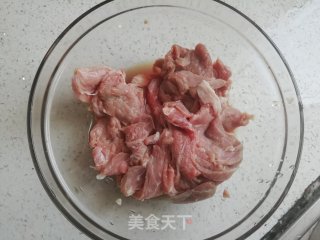 青红椒炒牛肉的做法步骤：2