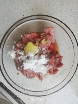 青红椒炒牛肉的做法步骤：3