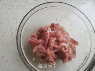 青红椒炒牛肉的做法步骤：4