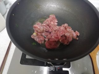 青红椒炒牛肉的做法步骤：5