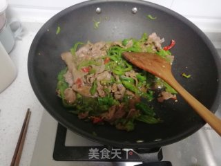 青红椒炒牛肉的做法步骤：9