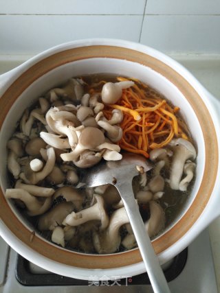 菌菇虫草鹅汤的做法步骤：2