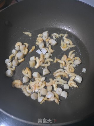 糯米饭（木耳胡萝卜虾仁瑶柱鸡蛋）的做法步骤：2