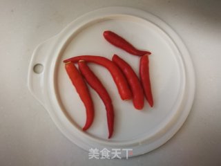 小米椒蒜蓉炒虾仁的做法步骤：1