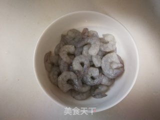 小米椒蒜蓉炒虾仁的做法步骤：2