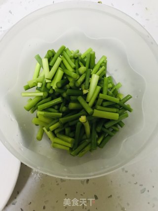 蒜苔鸡蛋炒饼的做法步骤：1