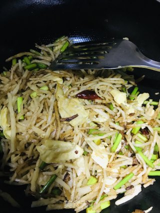 蒜苔鸡蛋炒饼的做法步骤：9