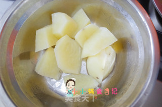 10个月以上辅食双色土豆肉末丸子汤的做法步骤：2