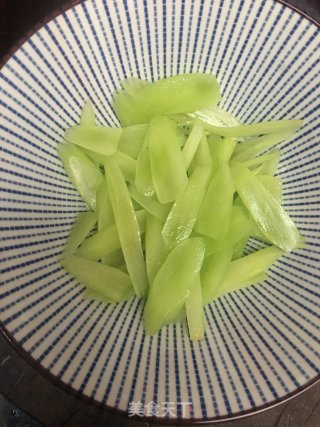 莴笋片炒五花肉的做法步骤：2