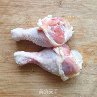 蒜苔炒鸡丁的做法步骤：1