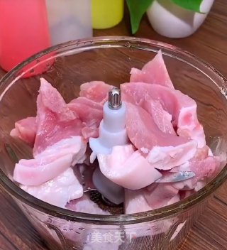 鲜肉韭菜锅贴的做法步骤：1