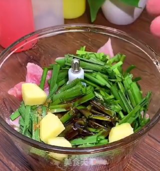 鲜肉韭菜锅贴的做法步骤：2
