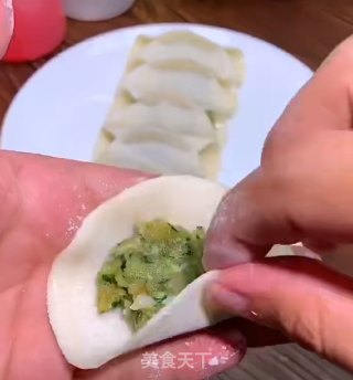 鲜肉韭菜锅贴的做法步骤：4