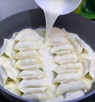 鲜肉韭菜锅贴的做法步骤：6