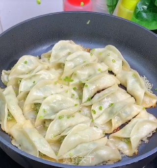 鲜肉韭菜锅贴的做法步骤：7