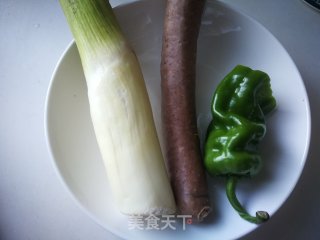 皱皮椒茭白炒肉肠的做法步骤：1
