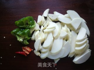 皱皮椒茭白炒肉肠的做法步骤：2
