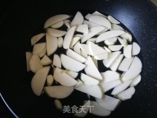 皱皮椒茭白炒肉肠的做法步骤：3