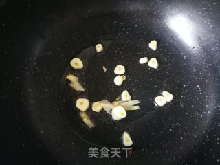 皱皮椒茭白炒肉肠的做法步骤：4