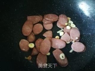 皱皮椒茭白炒肉肠的做法步骤：5