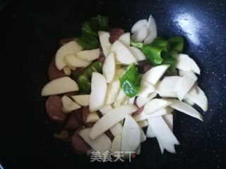 皱皮椒茭白炒肉肠的做法步骤：6