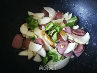 皱皮椒茭白炒肉肠的做法步骤：7