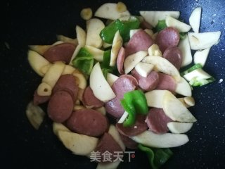 皱皮椒茭白炒肉肠的做法步骤：8