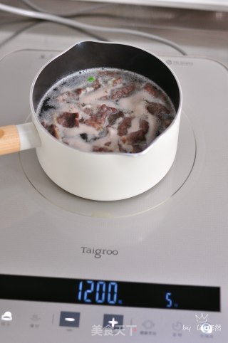 番茄肥牛生菜面的做法步骤：3