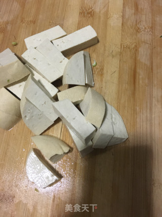 虾仁炒豆腐的做法步骤：2