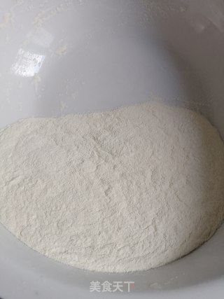 手擀面的做法步骤：1