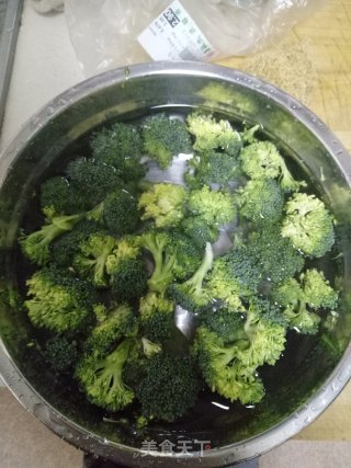 清炒西蓝花的做法步骤：1
