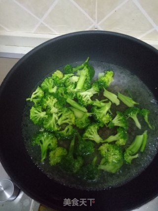 清炒西蓝花的做法步骤：2
