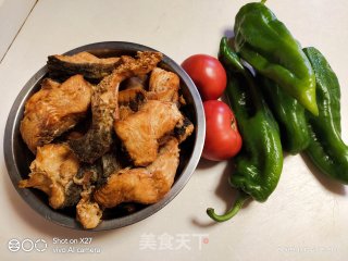 青椒油豆腐焖草鱼的做法步骤：1