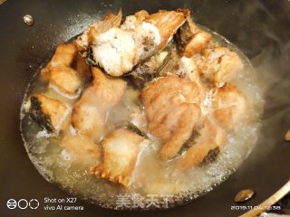 青椒油豆腐焖草鱼的做法步骤：2