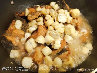 青椒油豆腐焖草鱼的做法步骤：6