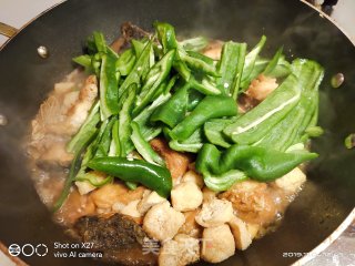 青椒油豆腐焖草鱼的做法步骤：7