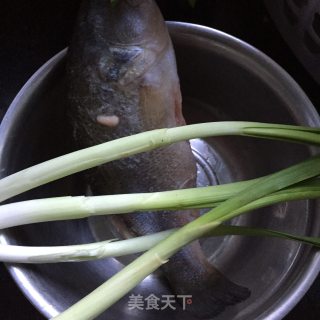 鲈鱼炖豆腐的做法步骤：1