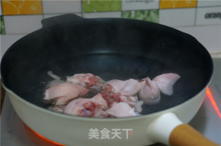 双豆花生炖猪蹄的做法步骤：2