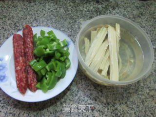 青椒香肠炒腐竹的做法步骤：1