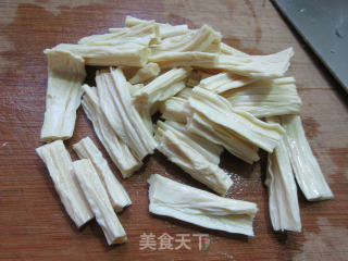 青椒香肠炒腐竹的做法步骤：2