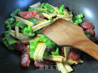 青椒香肠炒腐竹的做法步骤：8