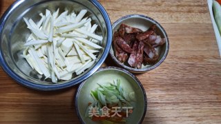 茭白焖腊肠的做法步骤：1